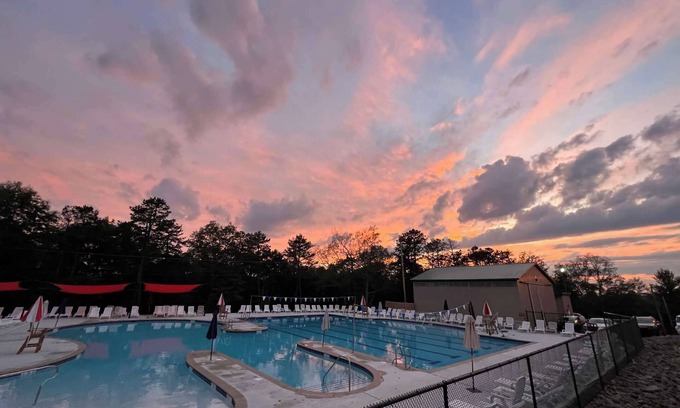 Rowland Ski Chalet | Winter Wonderland Chalet wArcades, Pool Table, Fire pit, Lake, Pools & Ski Lifts