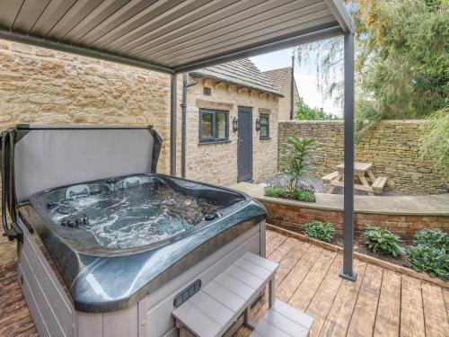 South Cerney House | Wisteria Cottage