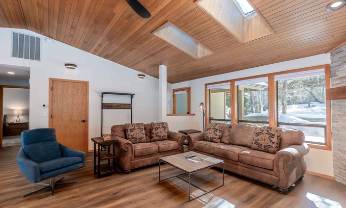 Deer Park House | WITC08 - Dog Friendly Home, AC, Gas Fireplace, Bikes, Hot Tub