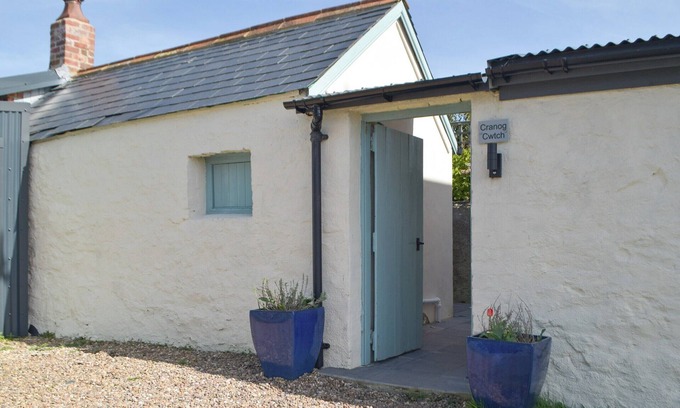Trefin Cottage | Within walking distance of the beach and well presented throughout.