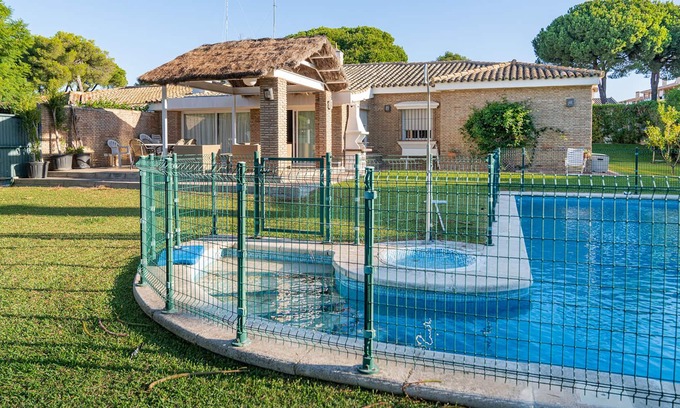 El Puerto de Santa Maria Ski Chalet | Wonderful villa with private pool in Vistahermosa urbanization