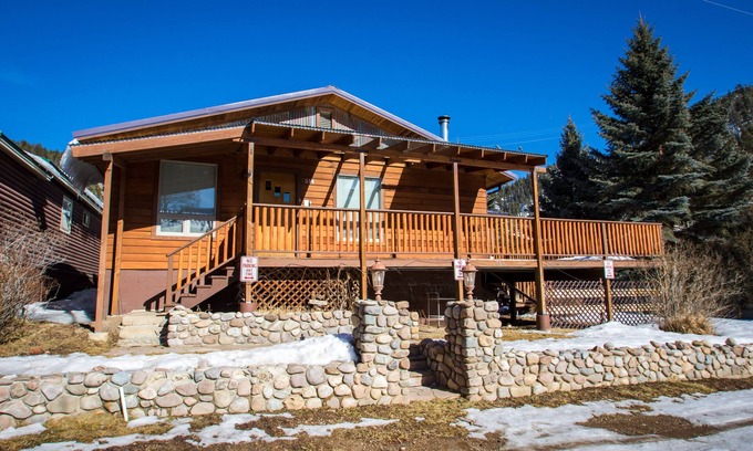 Red River Cabin | Wonderful, family friendly 5 Bedroom Cabin in Downtown Red River!