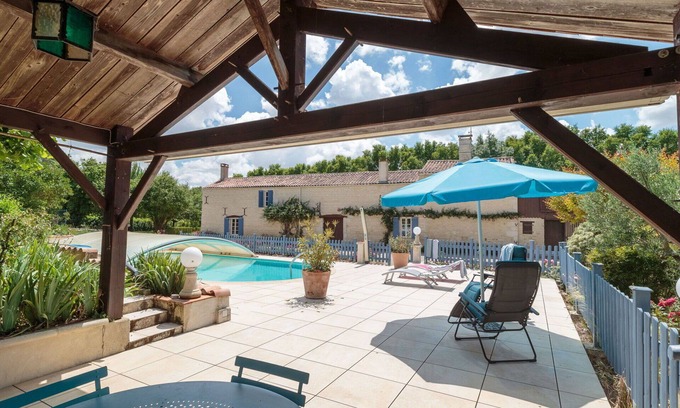 Mauze-sur-le-Mignon House | Wonderful private villa for 7 people with WIFI, private pool, TV, terrace and pets allowed