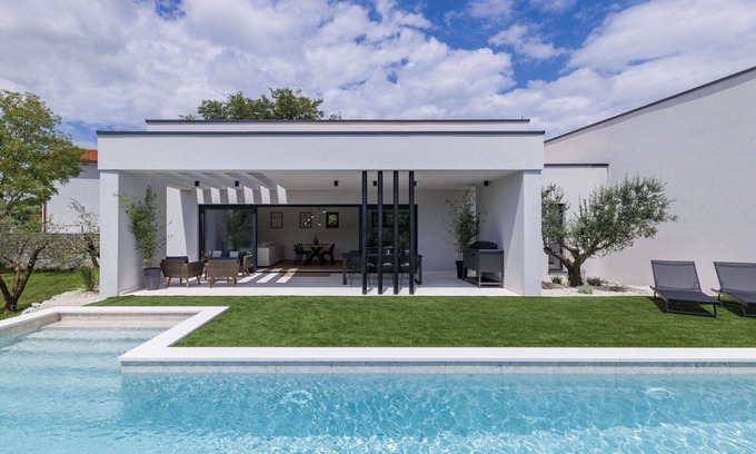 Mali Vareski House | Wonderful private villa for 6 guests with WIFI, A/C, hot tub, private pool, TV and terrace