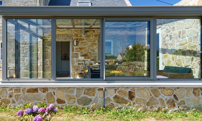 Plogoff House | Wonderful private villa for 6 people with TV, terrace and pets allowed