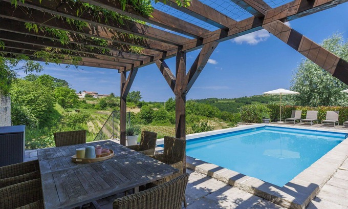 Momjan House | Wonderful private villa for 4 people with WIFI, private pool, A/C, TV and patio