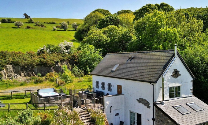 Eglwysbach House | Wonderful villa for 7 people with hot tub, WIFI, terrace and parking