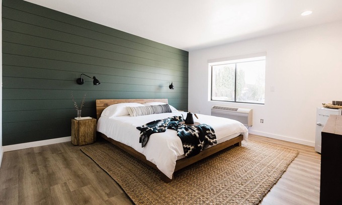 Columbia Falls Hotel | Wonderstone Single King Guest Room