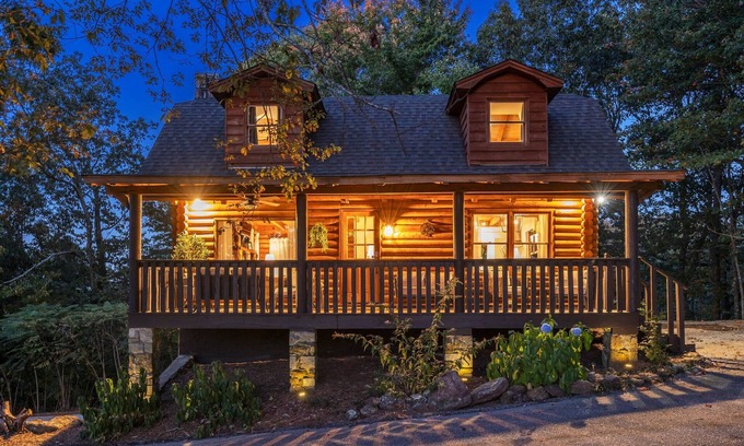 Greenville - Spartanburg Cabin | Wooded 3BR Luxury Cabin, Close to City & Nature