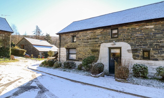 Llanybydder Cottage | Y CARTWS, pet friendly, character holiday cottage in Llanybydder