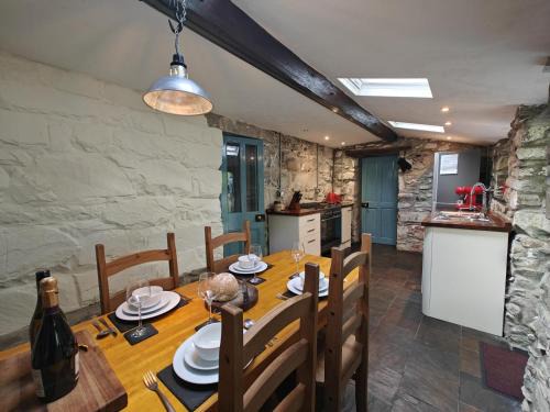 Dolgellau House | Y Cwtch - Panoramic mountain views within Snowdonia's National Park - 4x4 only