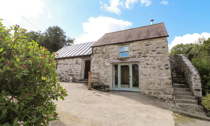 Felindre Farchog Cottage | Y FELIN AT COED CADW, pet friendly in Newport, Pembrokeshire