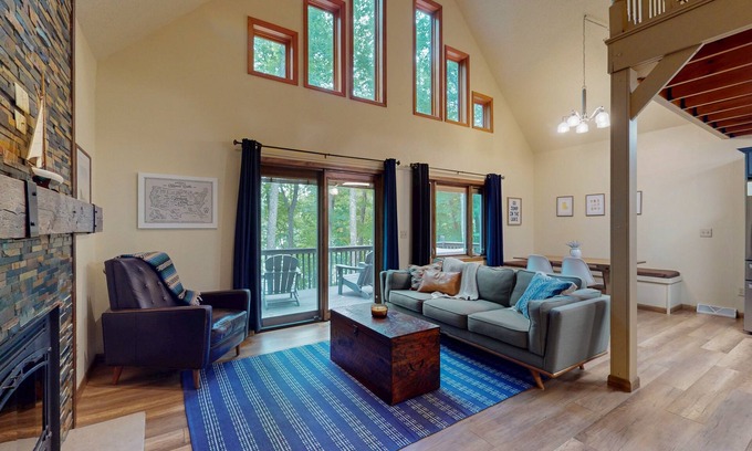 Hazelhurst House | Year-round Northwoods retreat on quiet lake near Minocqua