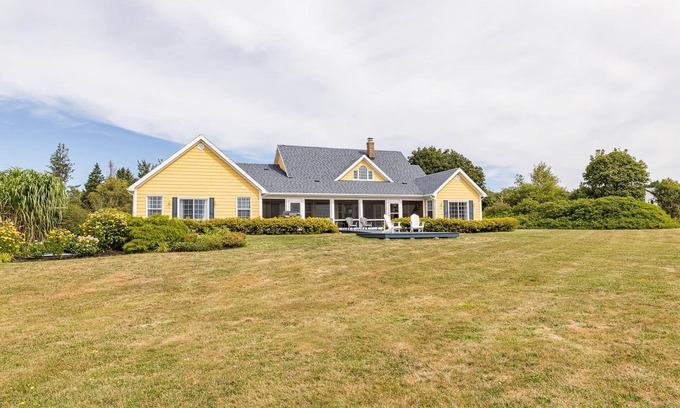 Stratford House | Yellow Beach House – Beachfront 4BR Retreat