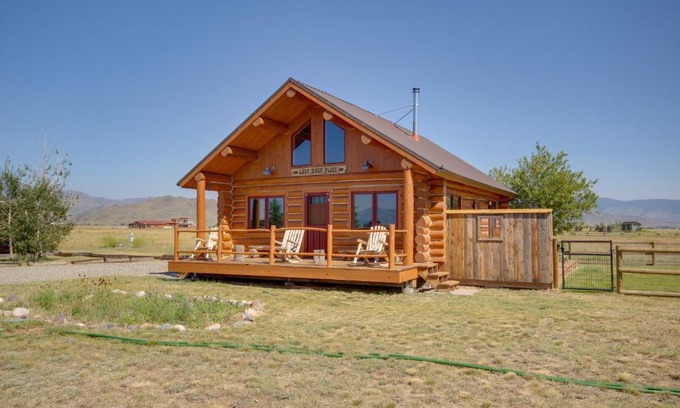 Livingston House | Yellowstone Cabin with Stunning Mountain Views