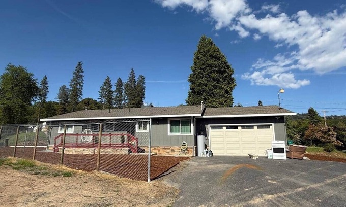 Mono Vista House | Yosemite Fun * Pickleball, Pool, Hot tub, Gameroom