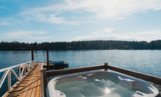 Long Harbour House | Your Cozy Seaside Sanctuary & Private Spa Getaway – 5 Min to Town!