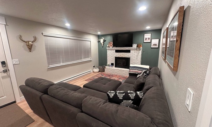 Hatch House | Your National Parks Base Camp! Remodeled 3 Bed home, 2 kings and 1 queen bed!