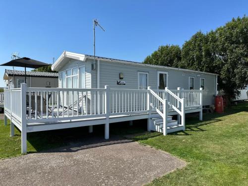 Clacton-on-Sea House | Your Seaside Escape at St Osyth Modern caravan with decking and wifi and parking Nr to Clacton on Sea