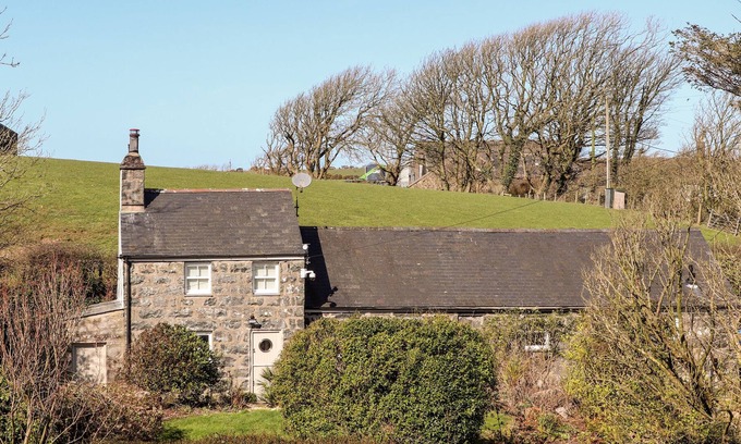 Garn Fadryn Cottage | YSGOLDY, pet friendly, character holiday cottage in Sarn Meyllteyrn