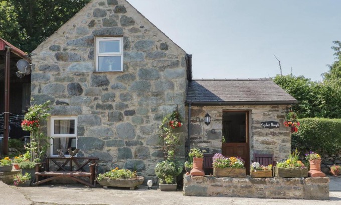 Henryd House | Ysgubor Newydd