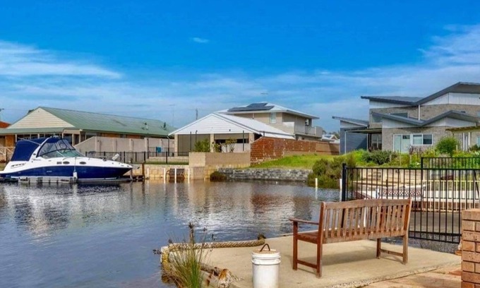 South Yunderup House | Yunderup Canal Retreat - Life on the water!