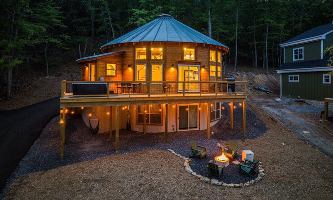McGaheysville Cabin | Yurt, mins to slopes, Hot Tub, Arcade Room, Pool Table, PS5, Fire Pit EV charger
