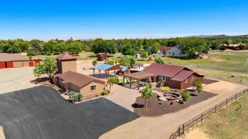 Williamson Villa | Zebra Ranch 12-gues Compound - Mtn Vufarmspabbq