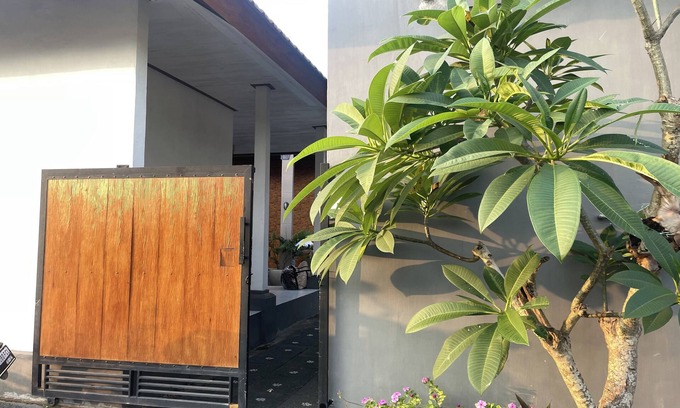 Batu Bolong Hotel | Zee House