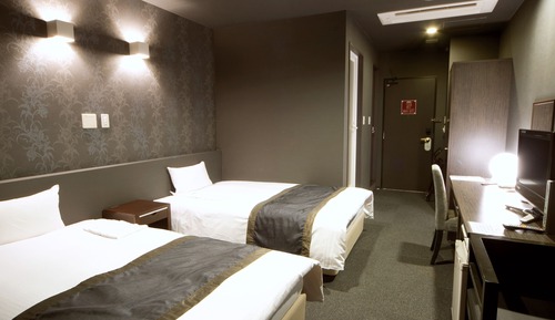 Twin Room, Smoking