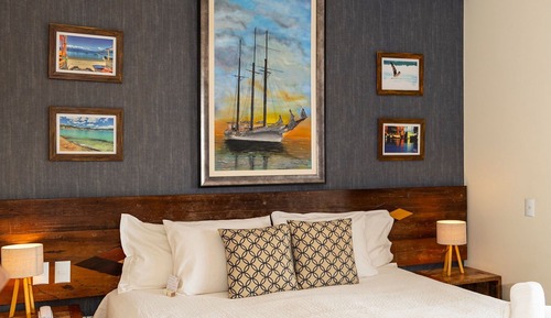 Deluxe Suite, 1 King Bed, Air conditioning, Partial Sea View