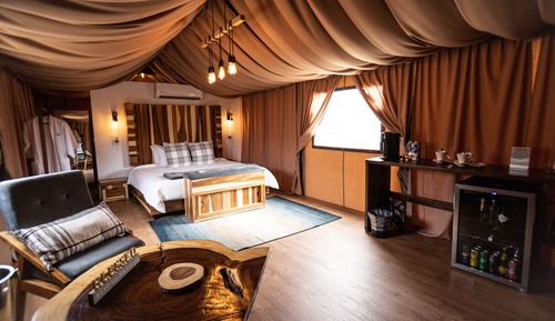 Deluxe Suite, 1 King Bed, Non Smoking, Garden View