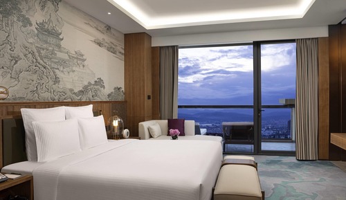 EXCLUSIVE SKY SUITE, Lounge Access,  1 King Size Bed,  Private Balcony, City View