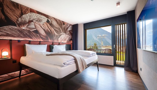 Lifestyle Lakeview room with balcony