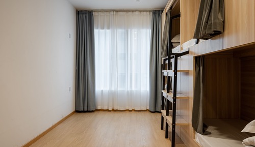 Eight-person room for women