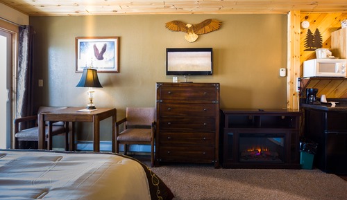 Premier Suite, Jetted Tub, Lake View  ( 15 NO PETS)