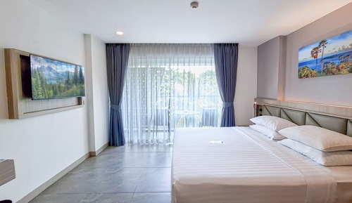 Deluxe King Balcony City View Room