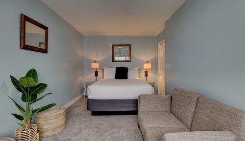 Queen Suite with Jetted Tub Partial Ocean View