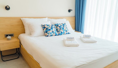 Deluxe Studio, 1 Queen Bed, Balcony