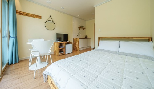 Basic Room, 1 Bedroom (102(Ocean View/No cooking))