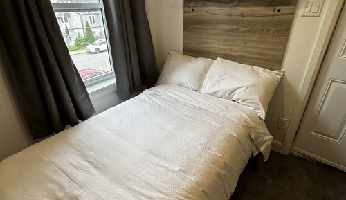 Chambre simple avec cuisine et salle de bain communes