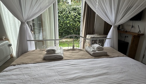 Junior Suite, Jetted Tub, Garden Area