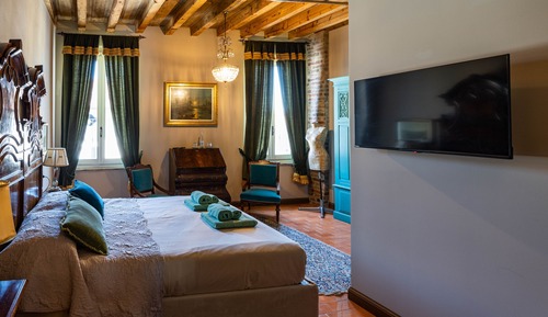 Dante room