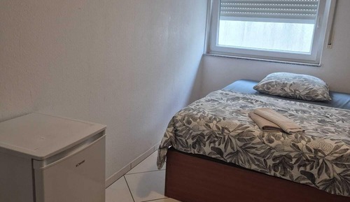 Basic Single Room, Shared Bathroom, Courtyard View (Budget Einzelzimmer)
