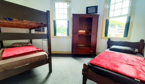 Shared Dormitory, Men only