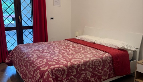 Basic Room, 1 King Bed, Garden View