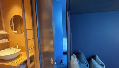 [Dark Blue] Connecting Room A, Non Smoking