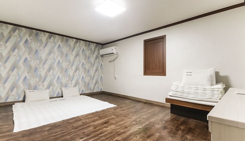 Room (Family Room)