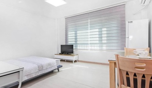 Room (Room 202)
