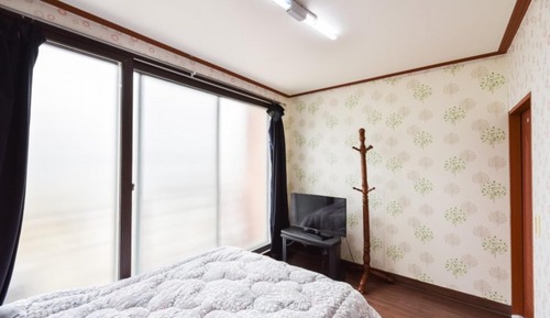 Room (Room 302 (Studio-type Small))